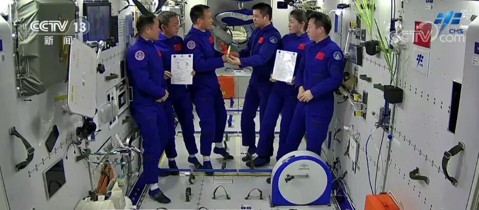 中国航天员乘组完成首次在轨交接 神十四与神十五航天员乘组完成首次在轨交接