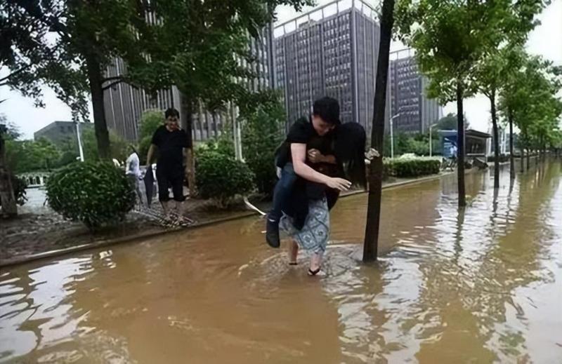 南京2男子涵洞躲雨被冲走