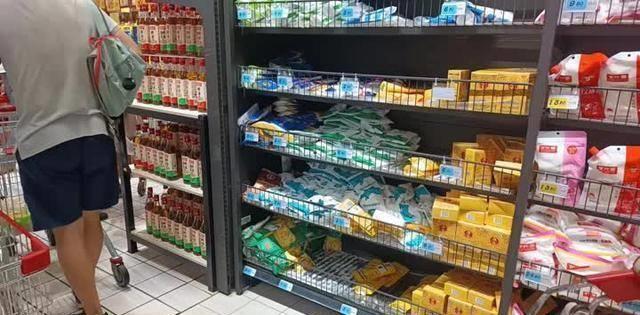 国内多地市民抢盐 有超市货架被搬空