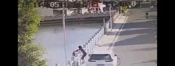 女子骑车到桥上将孩子推下河